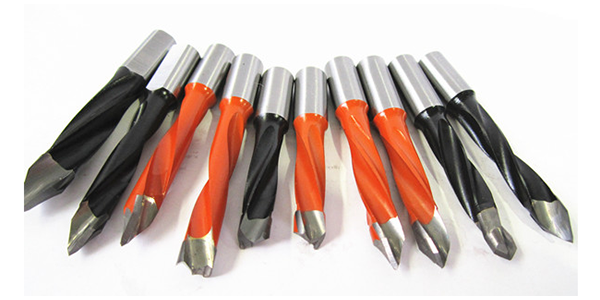 Which types of drill bits are suitable for hinge hole